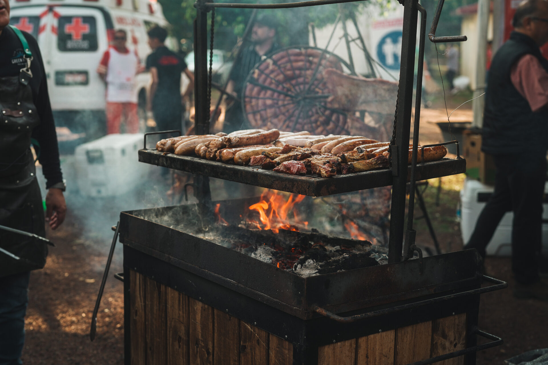 Chorizos y cortes sobre brasas con fuego