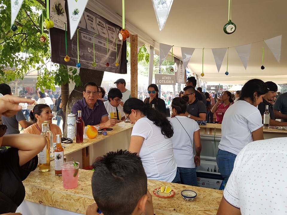 Bar de mezcal con visitantes