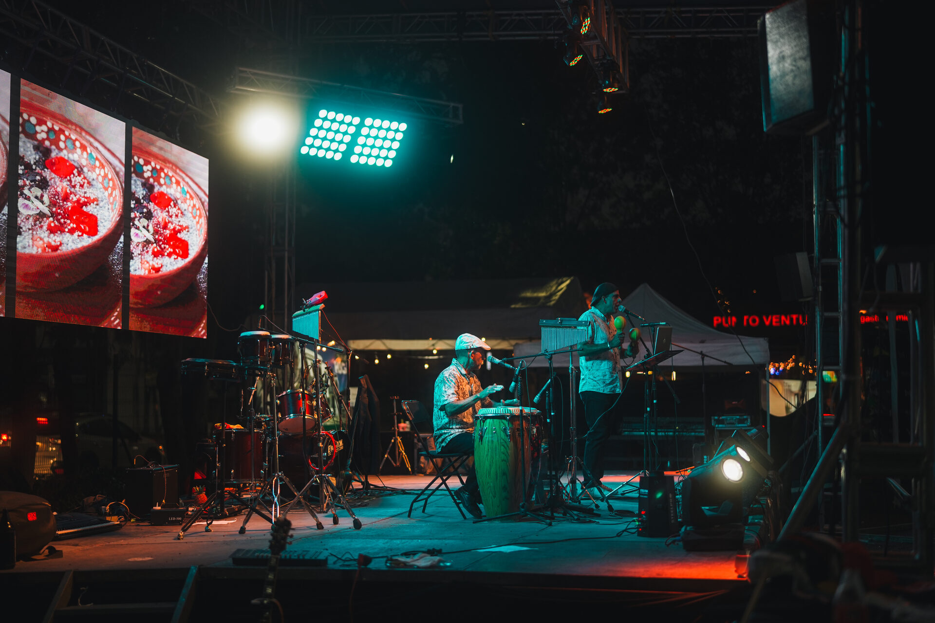 Músicos tocando en el escenario del festival