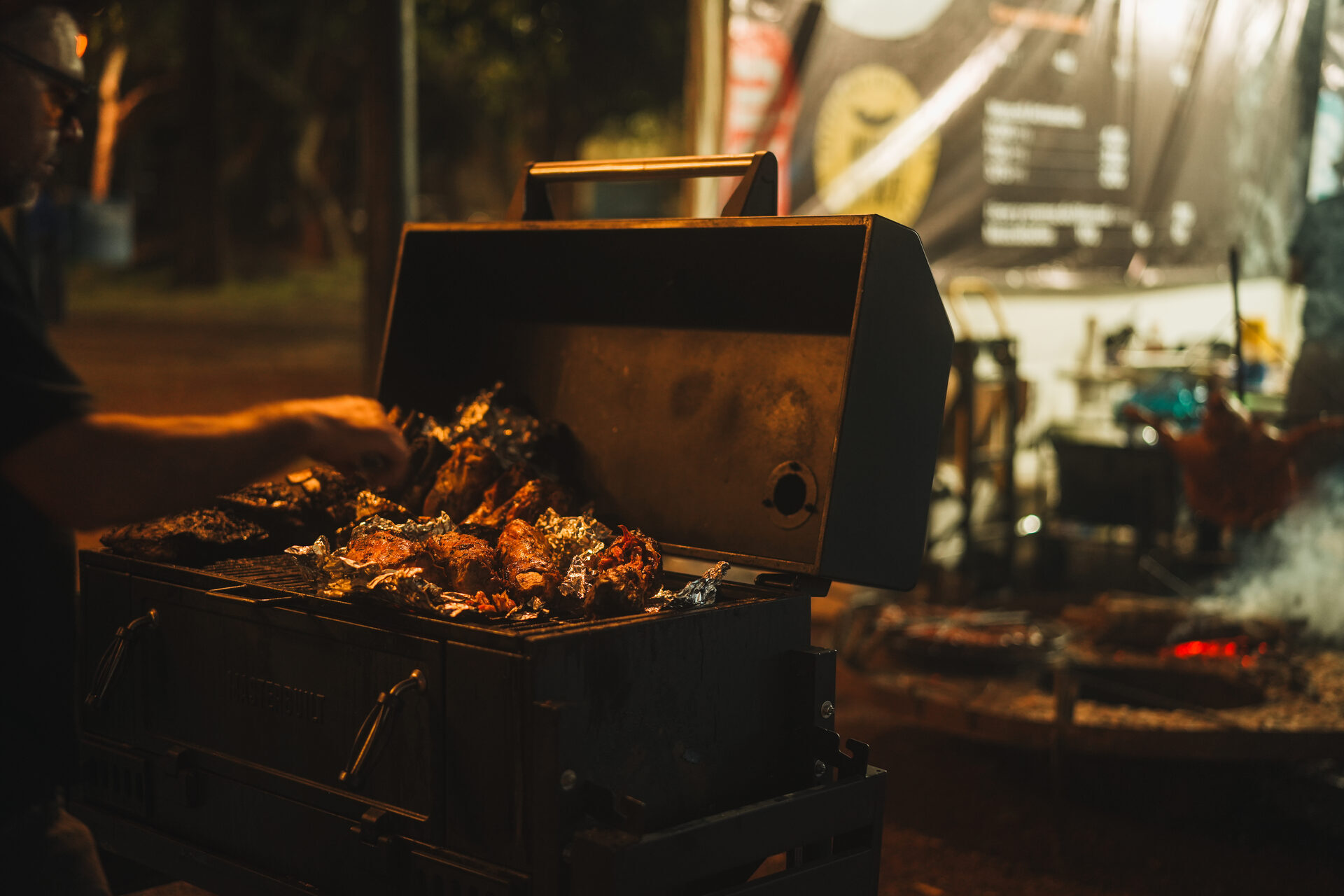 Smoker nocturno con carne ahumándose