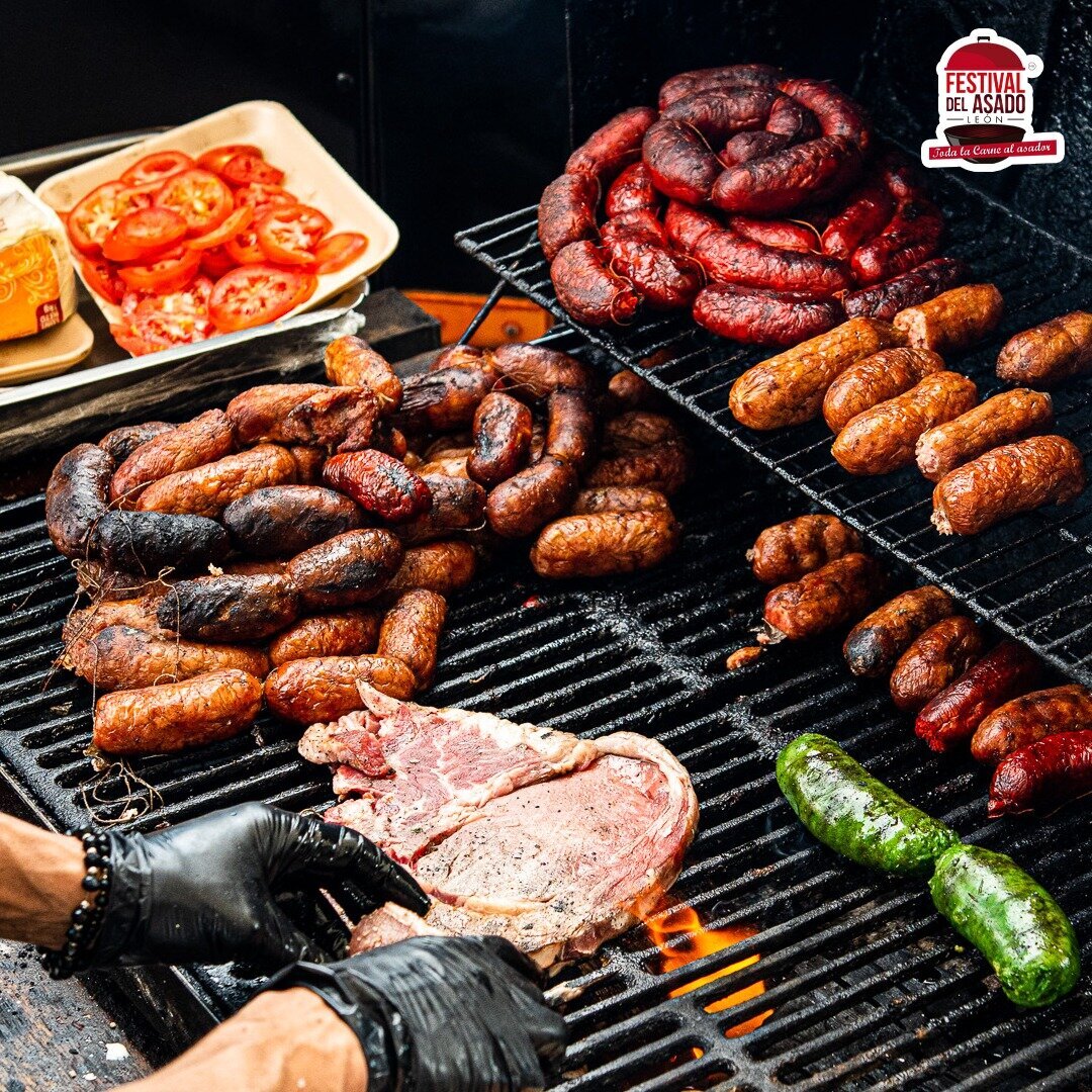 Variedad de carnes sobre la parrilla