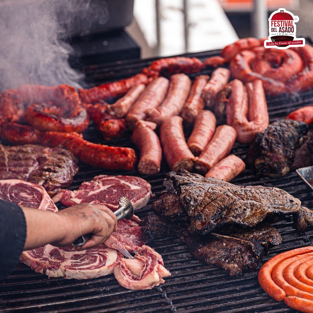 Puesto gastronómico con decoración festiva