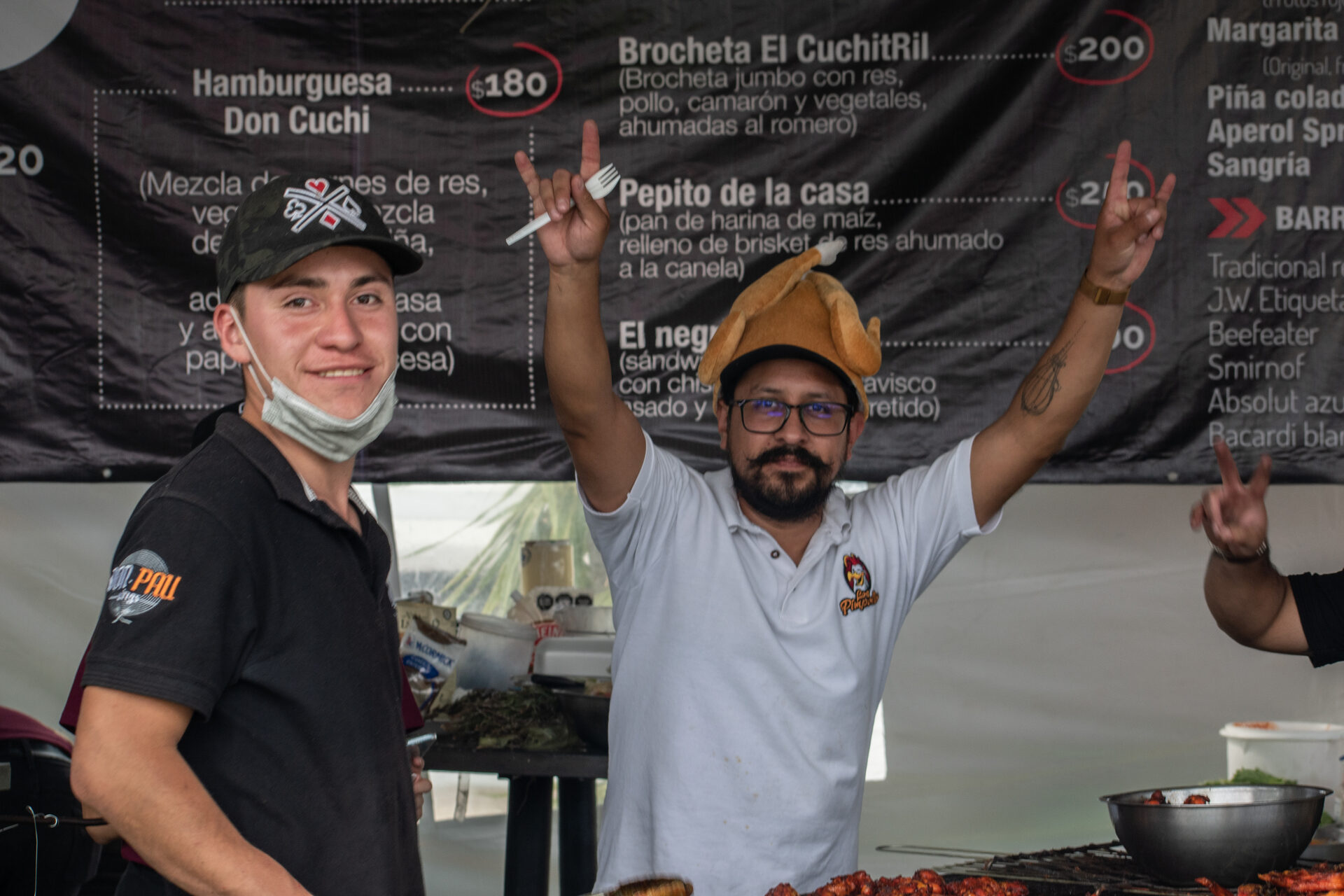 Equipo El Cuchitril posando frente a su stand