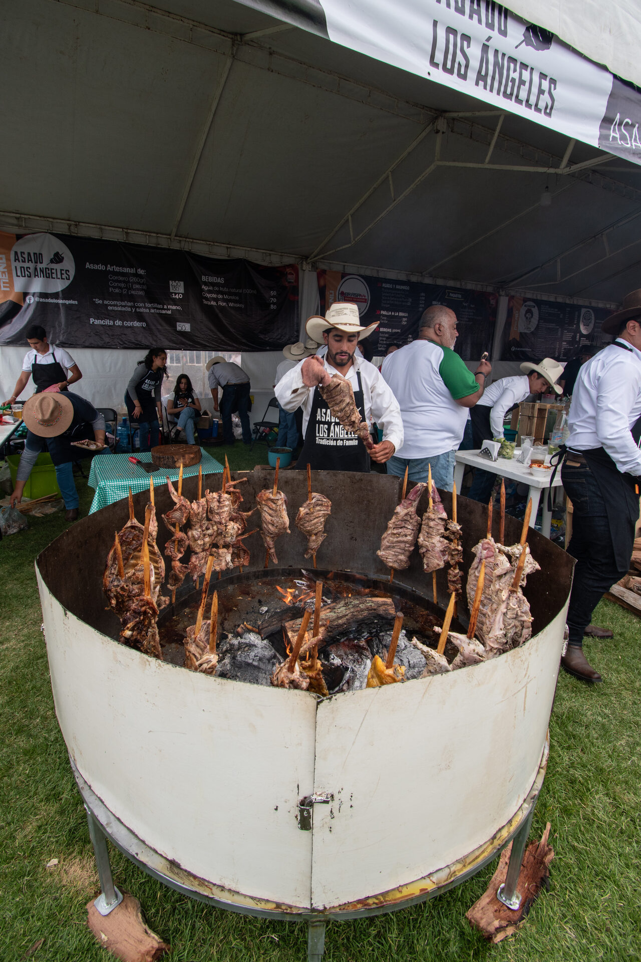 Smoker Asadores del Norte con carne ahumándose