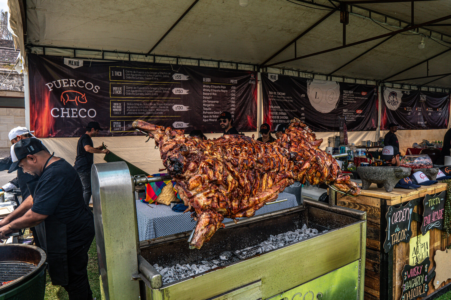 Asador artesanal con leña y brasas vivas