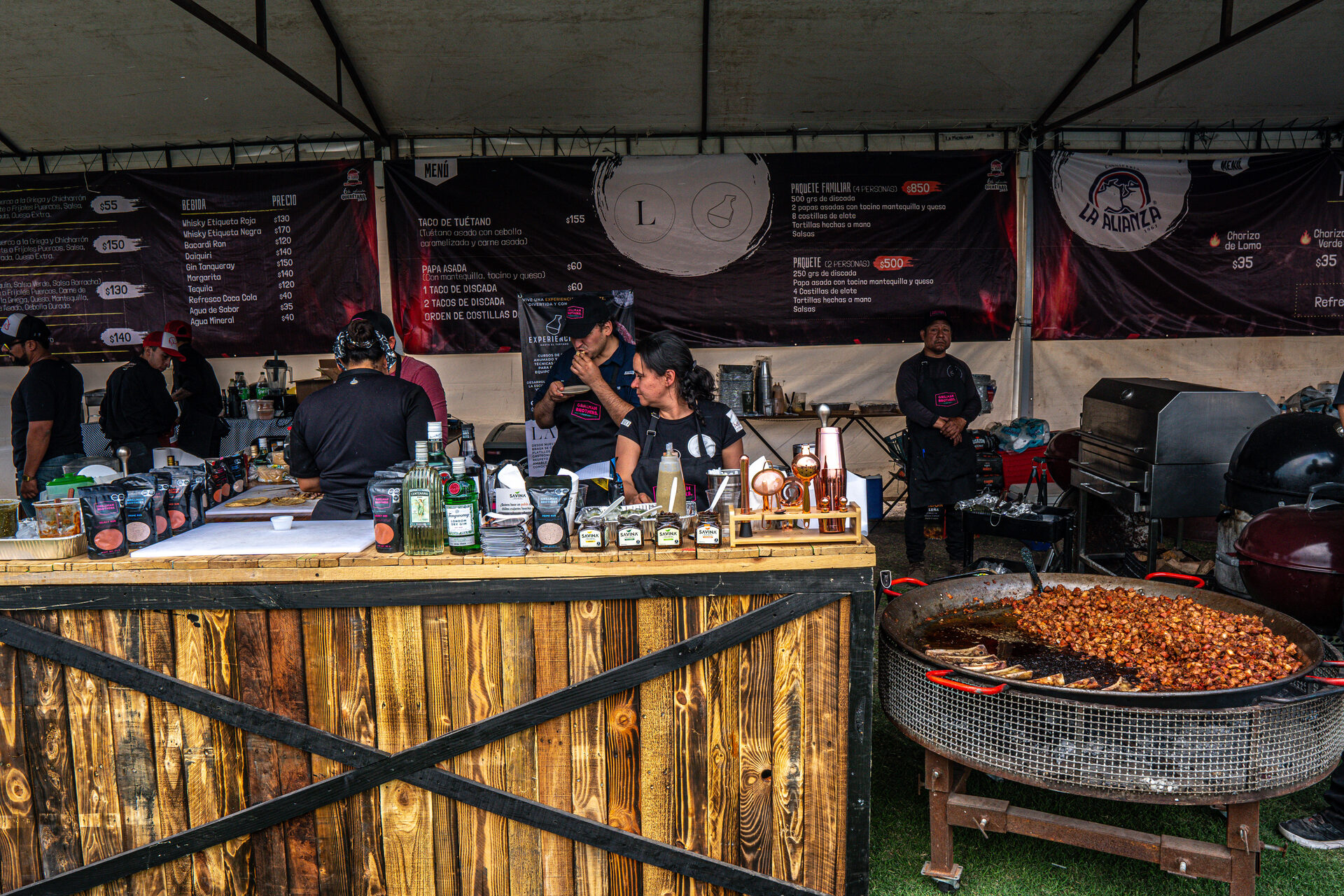 Stand La Alianza con discada y tortillas artesanales