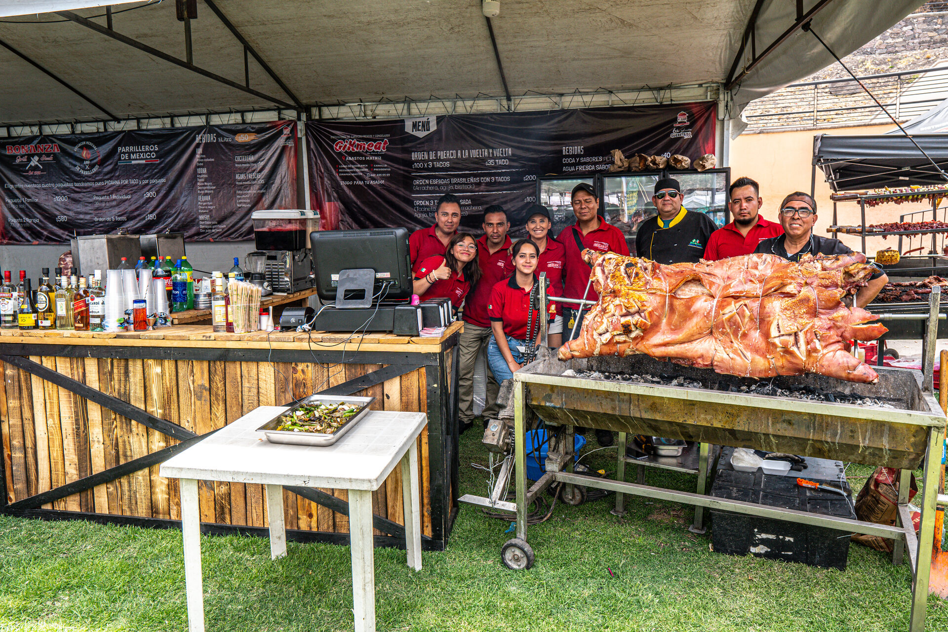 Mesa de degustación con salsas y complementos artesanales