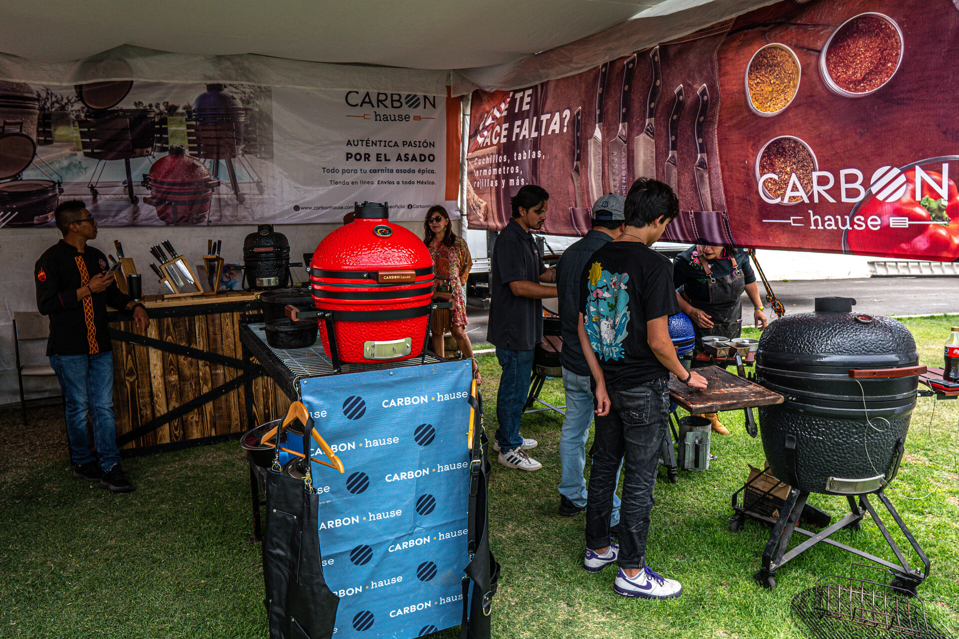 Cortes gruesos de res sobre parrilla al rojo vivo