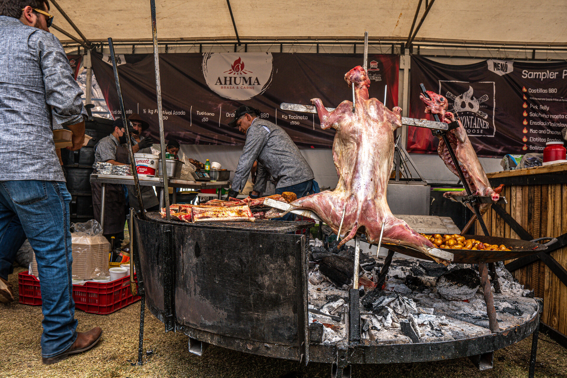 Stand K-Leños con arepas rellenas y choripán colombiano