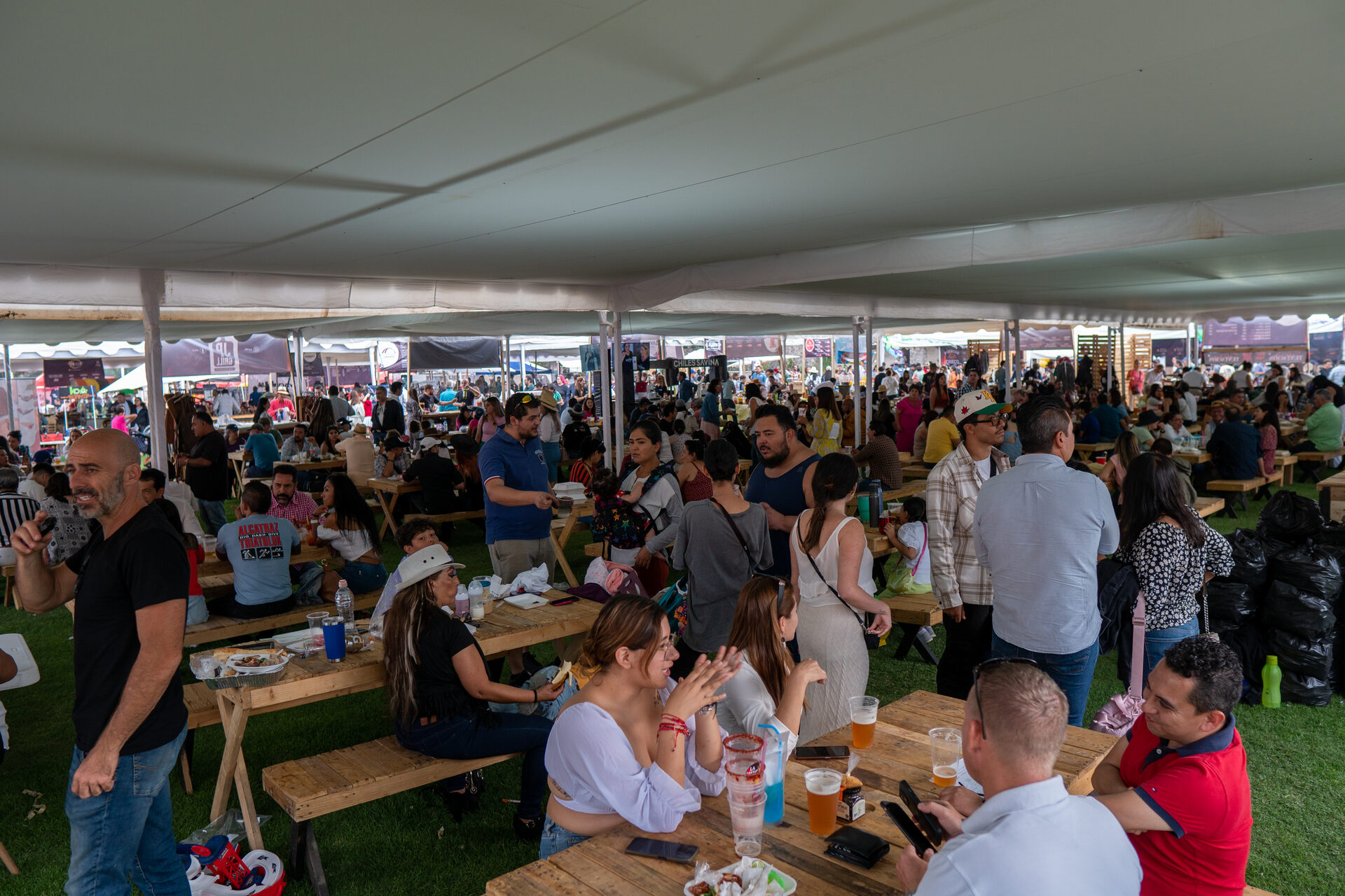 Stand con parrilla elevada y leña ardiendo debajo