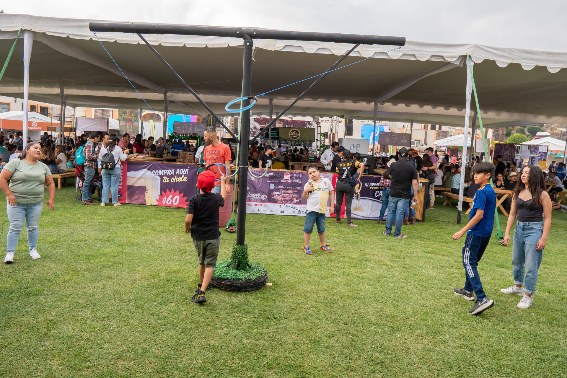 Grupo de visitantes brindando con cervezas artesanales