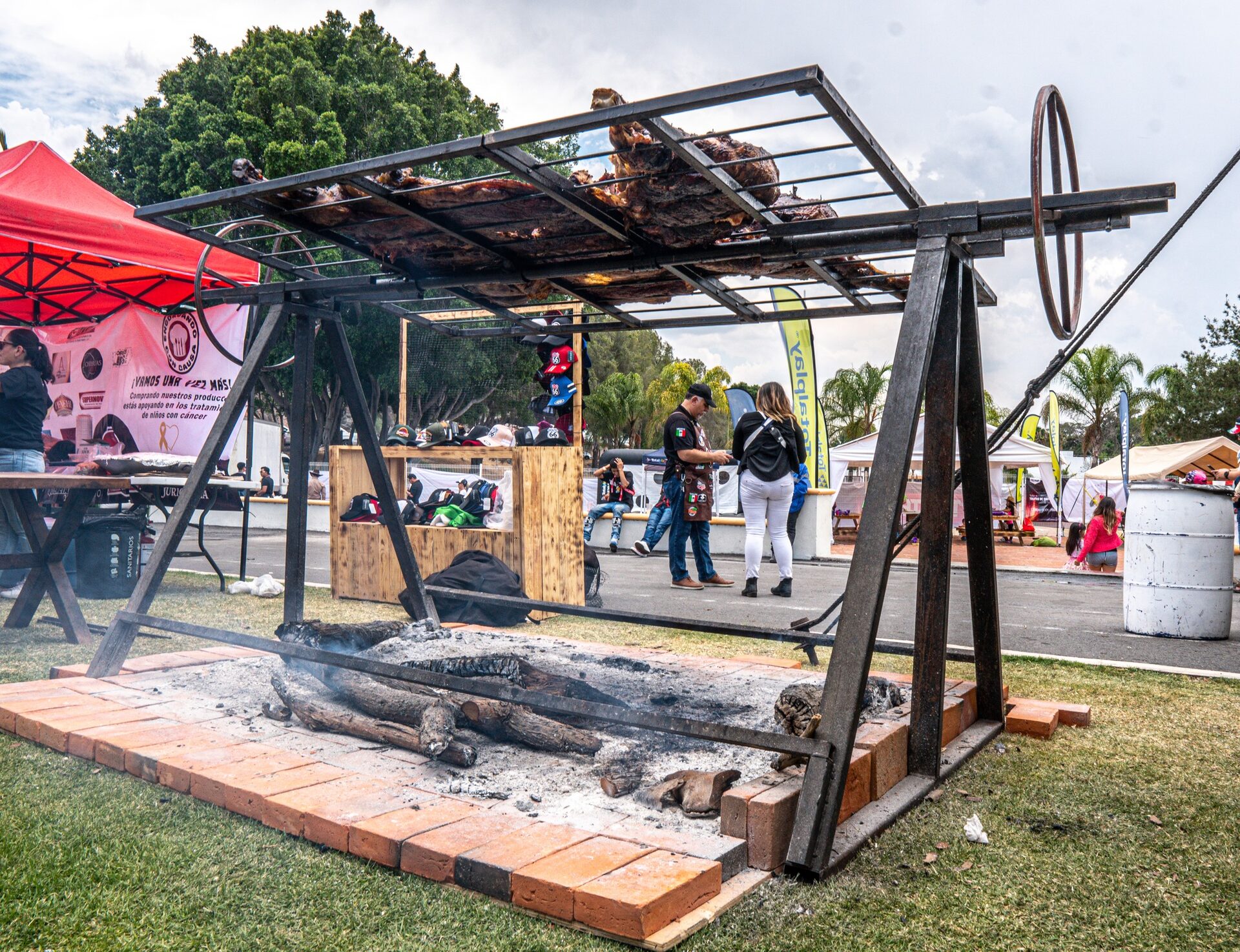 Área VIP con mesas y sillas junto al escenario