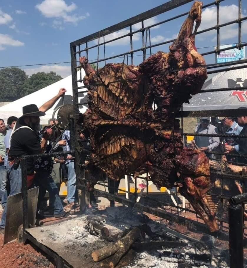Stand con letrero de menú y precios de tacos