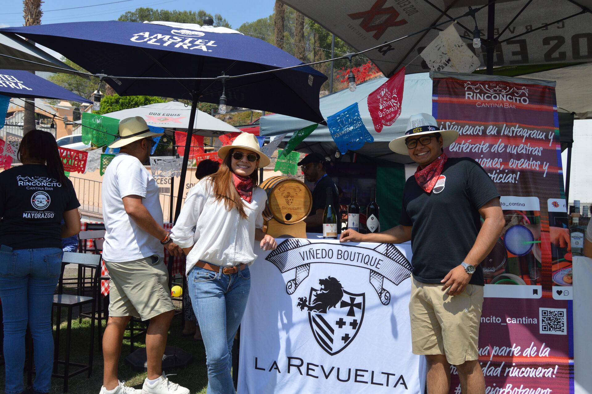 Parrilla monumental elevada con fuego vivo y carne
