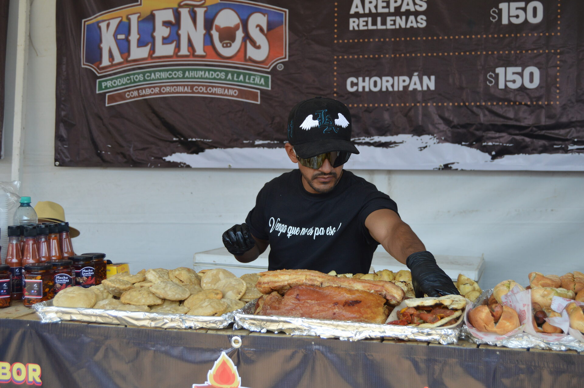 Stand Vikingos BBQ con smoker grande y leña apilada