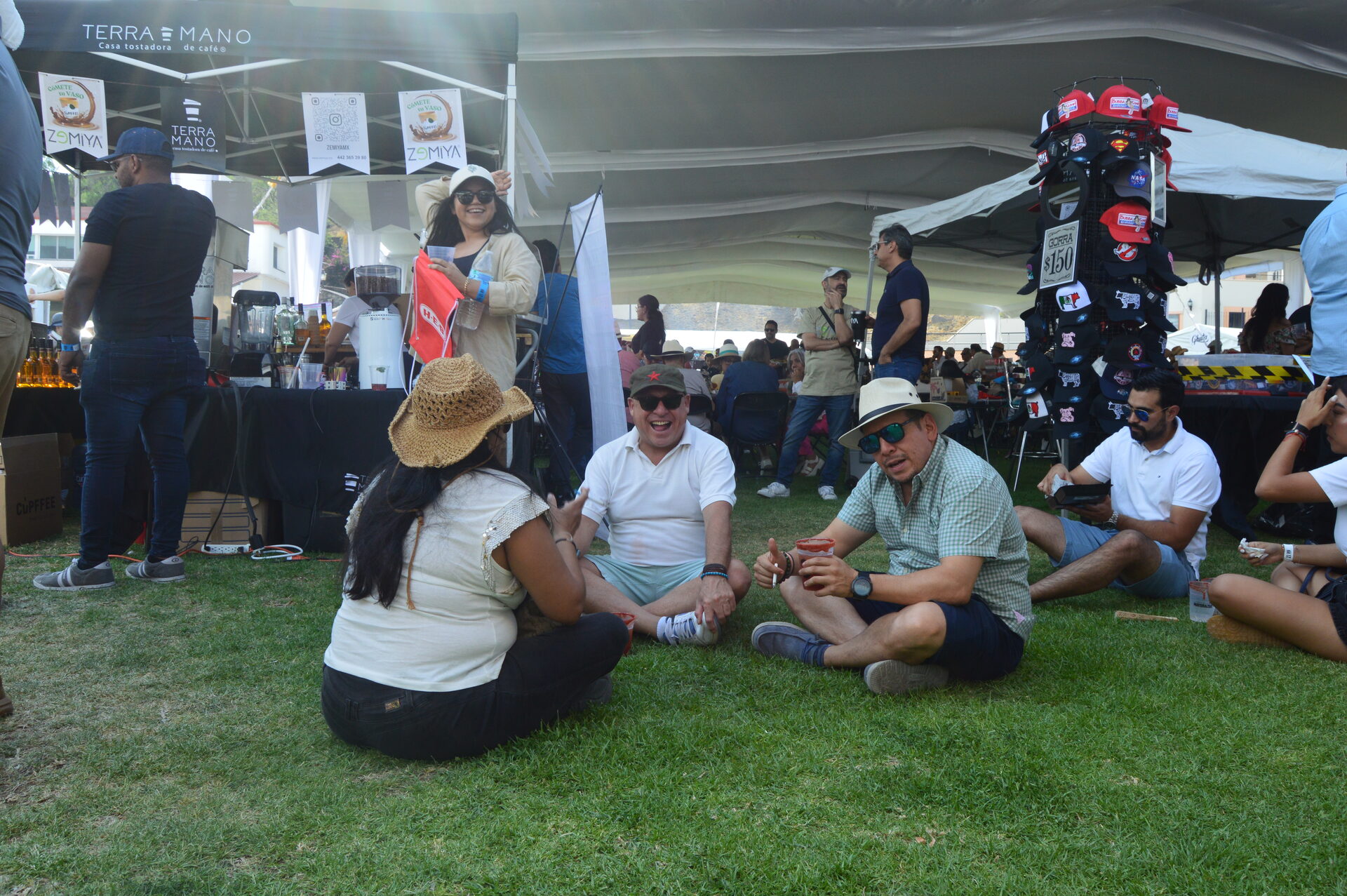 Stand La Revuelta con cata de vinos y mezcales
