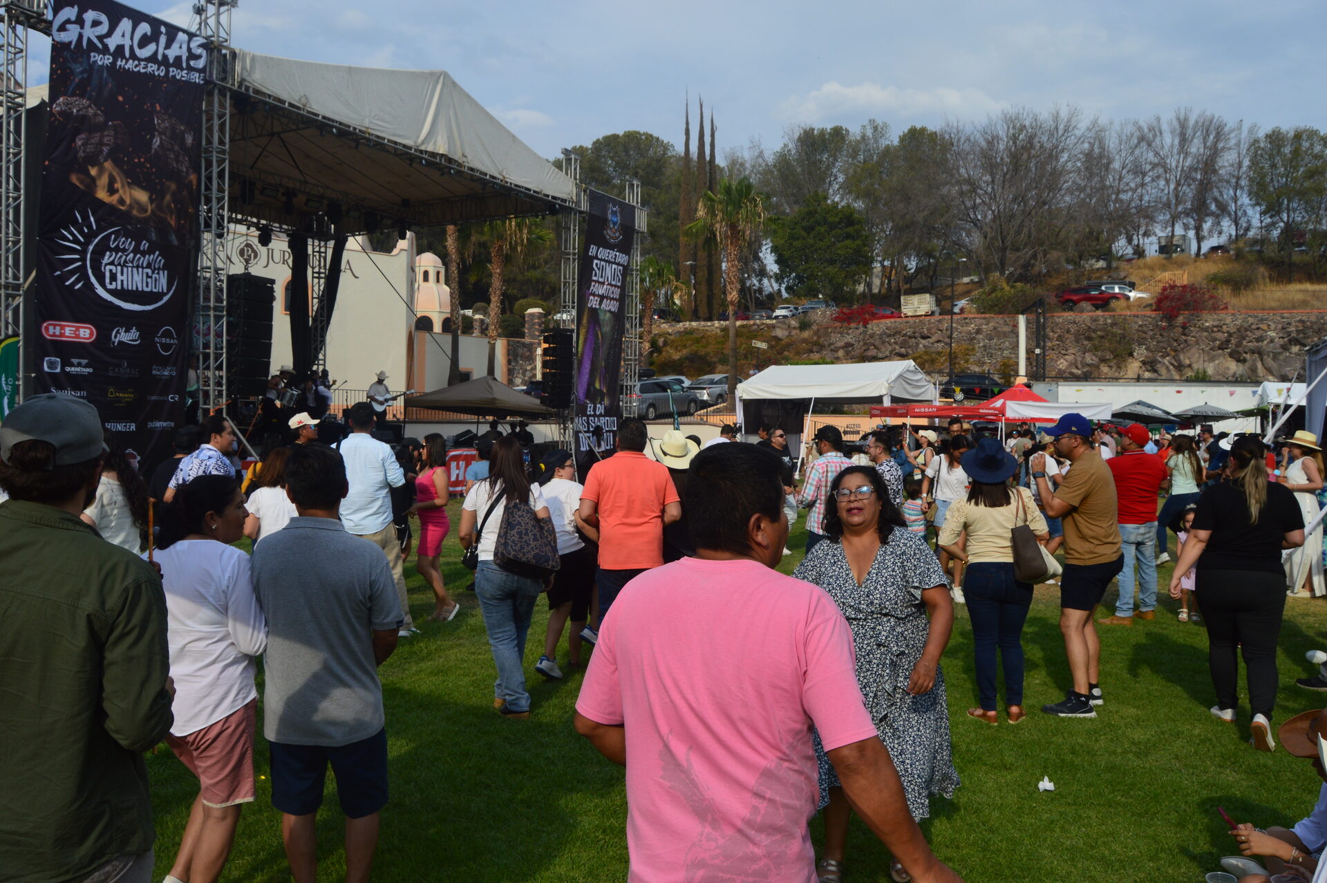 Grupo norteño con sombreros y acordeón en el escenario
