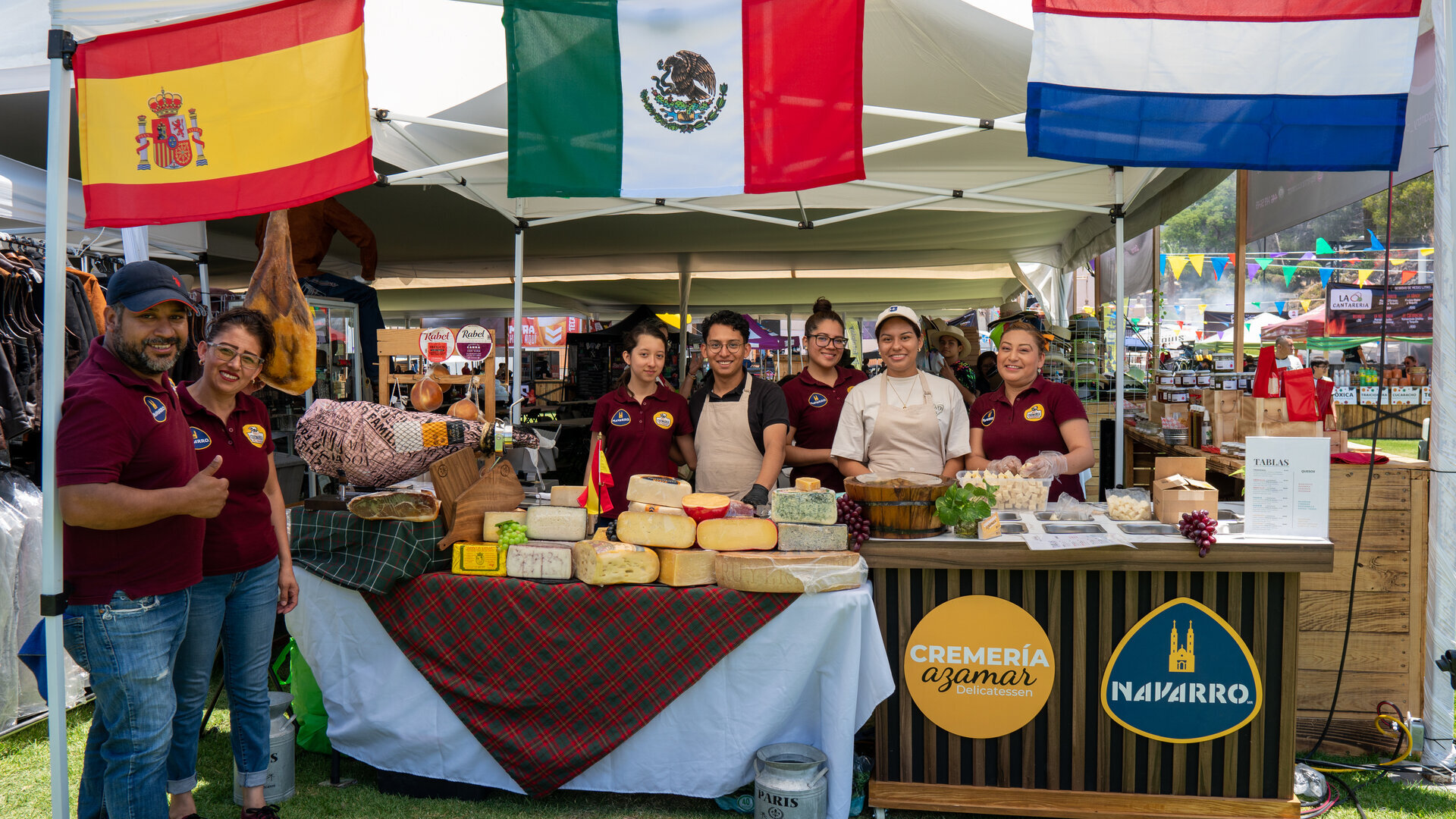 Stand gastronómico con banderas internacionales en el Festival del Asado