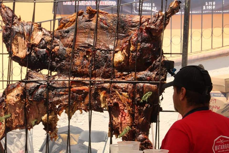 Escena nocturna del Festival del Asado con fuego