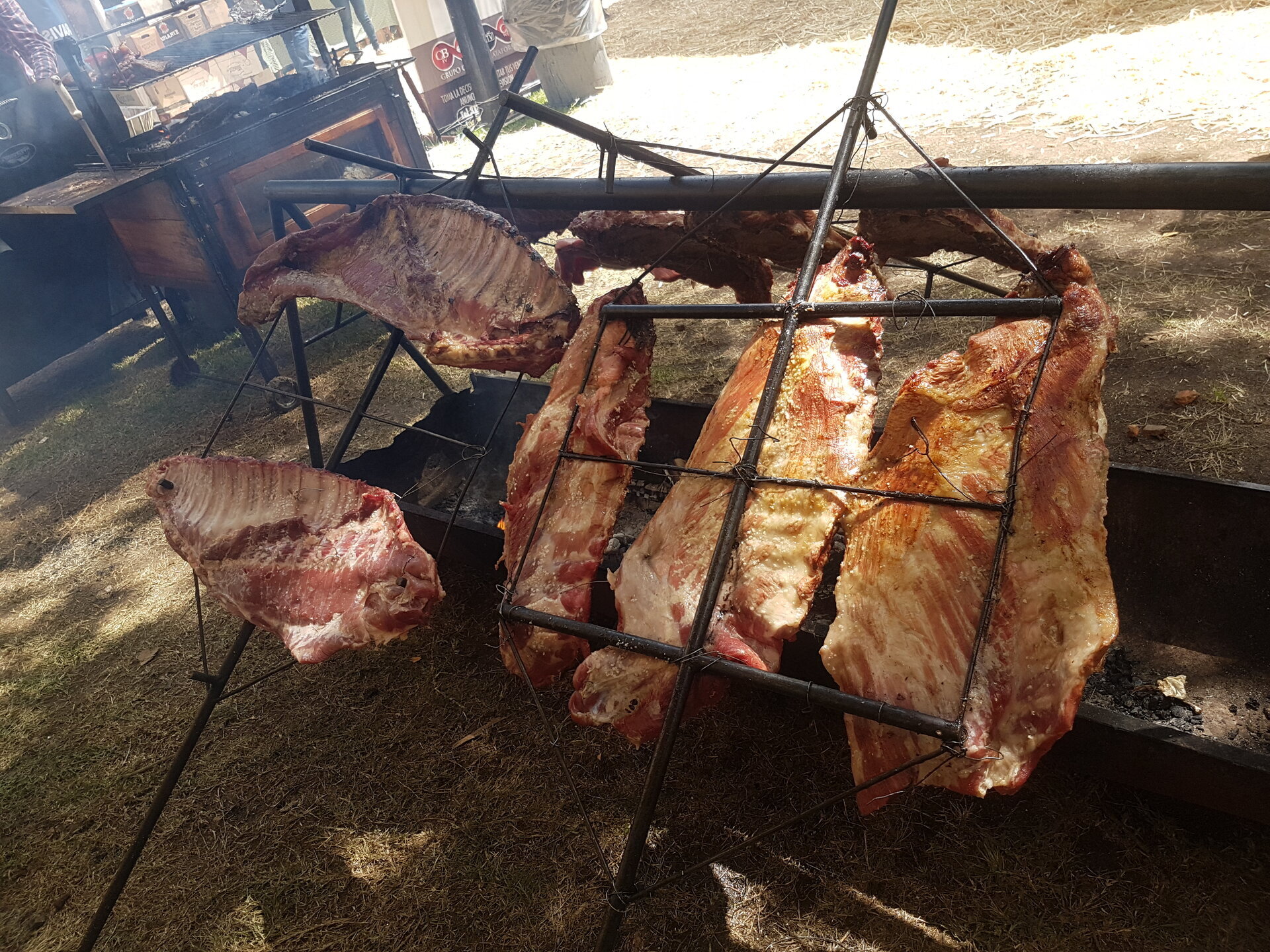 Parrillero asando carne en parrilla monumental