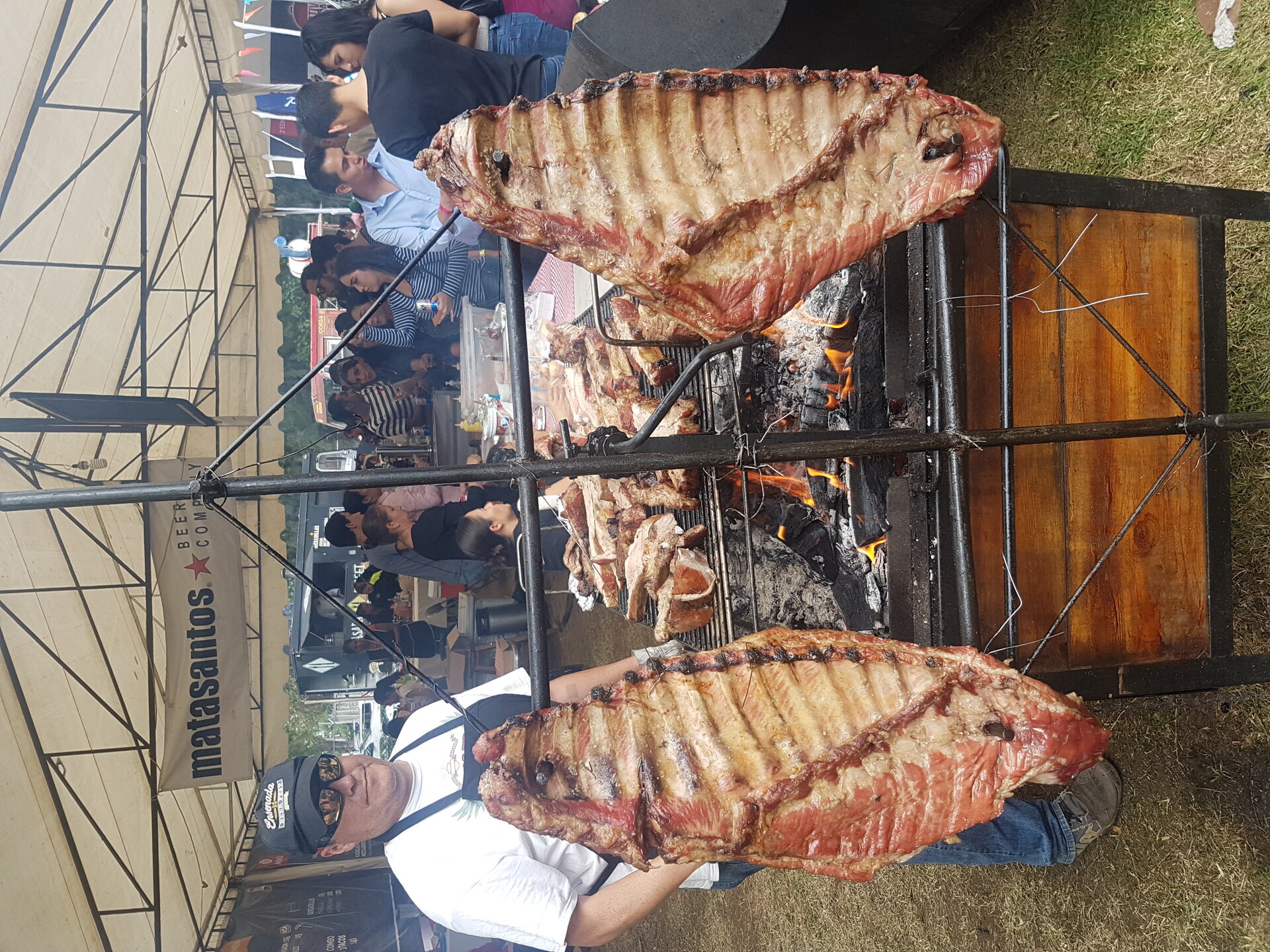 Costillas asándose a la parrilla