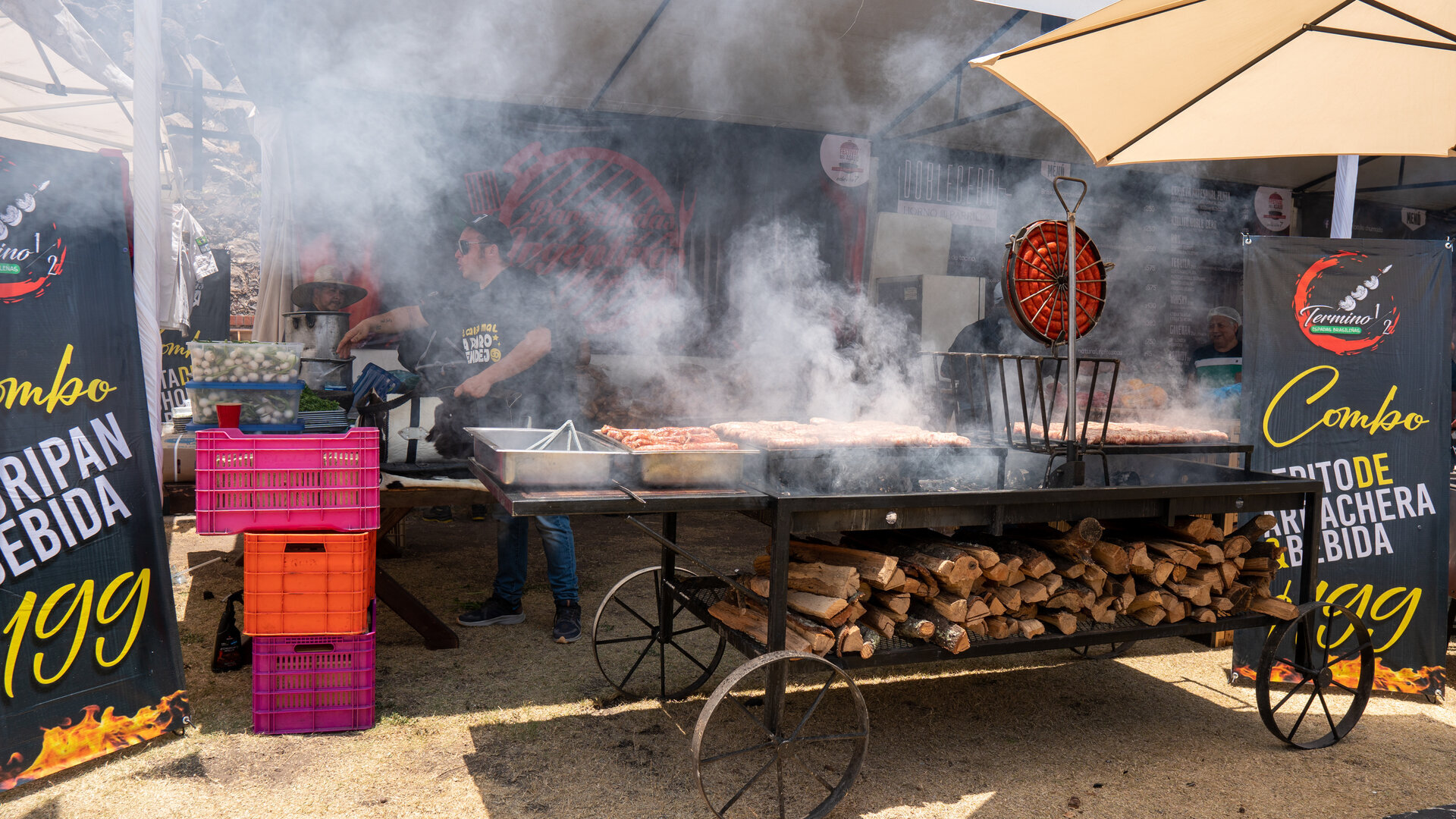 Cocina a leña con humo en el Festival del Asado